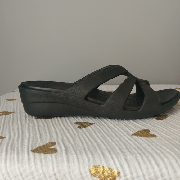 crocs women's sanrah strappy wedge